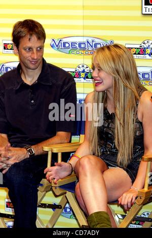 Luglio 15, 2004 - New York New York, Stati Uniti - K38354RM.Tony Hawk e Hilary Duff PER INTRODURRE HASBRO è ''COLORE VIDEONOW'' a Toys R Us, TIMES SQUARE, NEW YORK New York..15/07/2004. / RANGEFINGERS / 2004(Immagine di credito: Â© Rick Mackler/Globe foto/ZUMAPRESS.com) Foto Stock
