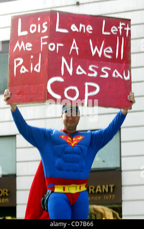 Luglio 25, 2004 - New York New York, Stati Uniti - K38498ML.OFF DUTY la polizia e i vigili del fuoco per protesta STIPENDIO ESCURSIONI AL DI FUORI DEL MADISON SQUARE GARDEN DI NEW YORK New York 07/25/2004. / OFF DUTY POLIZIA(Immagine di credito: Â© Mitchell Levy/Globe foto/ZUMAPRESS.com) Foto Stock