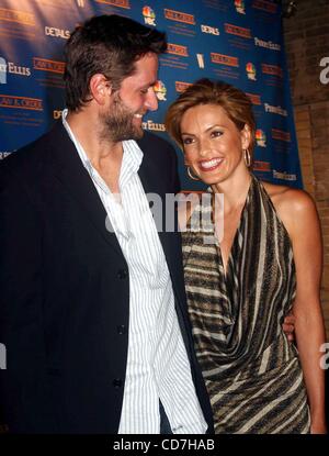 Sett. 21, 2004 - New York New York, Stati Uniti - K39572ML.la legge e l'ordine offerte PREMIERE PARTY A UN PO' DI WEST 12TH STREET RESTAURANT , New York New York 09/21/2004. / MARISKA HARGITAY marito(Immagine di credito: Â© Mitchell Levy/Globe foto/ZUMAPRESS.com) Foto Stock