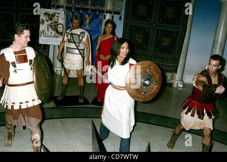 Nov. 24, 2004 - New York New York, Stati Uniti - K40549RM.DCOLIN FARRELL LANCIA IL NUOVISSIMO ALEXANDER interattiva esperienza al Museo delle cere di Madame Tussaud NEW YORK New York 11-23-2004. / 2004.(Immagine di credito: Â© Rick Mackler/Globe foto/ZUMAPRESS.com) Foto Stock