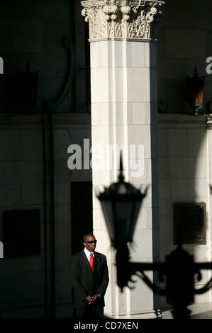 Mar 04, 2008 - San Antonio, Texas, Stati Uniti d'America - un membro del servizio segreto si erge sul palcoscenico dove il senatore e candidato presidenziale Barack Obama parlerà più tardi questa sera di fronte all'Auditorium comunale di San Antonio su Martedì, 4 marzo 2008. (Credito Immagine: © LISA KRANTZ/San Antonio Express-N Foto Stock