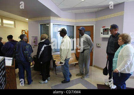 Mar 04, 2008 - San Antonio, Texas, Stati Uniti d'America - Gli elettori di attendere in linea a WW Bianco Scuola elementare su 'critici martedì." (credito Immagine: © Helen L. Montoya/San Antonio Express-News/ZUMA Premere) Restrizioni: * San Antonio, Seattle quotidiani e tabloid USA diritti * Foto Stock