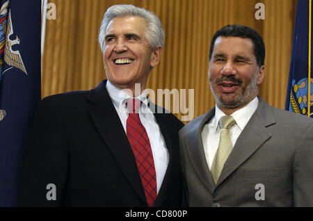 Lt. Governatore David Paterson (R) si riunisce con il leader della maggioranza del Senato Giuseppe Bruno (L) in il leader della maggioranza del Senato di una sala conferenze presso la capitale. Foto Stock