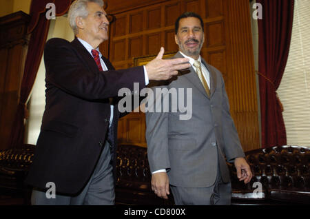 Lt. Governatore David Paterson (R) si riunisce con il leader della maggioranza del Senato Giuseppe Bruno (L) in il leader della maggioranza del Senato di una sala conferenze presso la capitale. Foto Stock