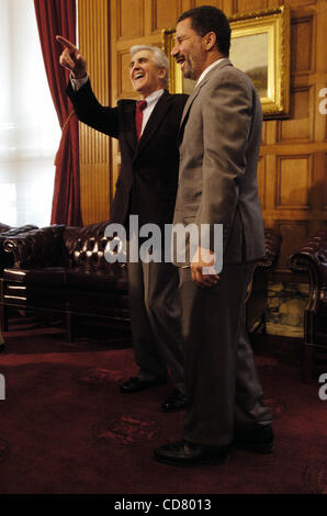 Lt. Governatore David Paterson (R) si riunisce con il leader della maggioranza del Senato Giuseppe Bruno (L) in il leader della maggioranza del Senato di una sala conferenze presso la capitale. Foto Stock