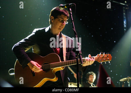 Le capre di montagna di eseguire a Webster Hall su marzo 18,2008. John Darnielle - lead singer, chitarra - primo piano Peter Hughes - bass Jon Wurster - i tamburi Foto Stock