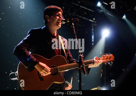 Le capre di montagna di eseguire a Webster Hall su marzo 18,2008. John Darnielle - lead singer, chitarra - primo piano Peter Hughes - bass Jon Wurster - i tamburi Foto Stock