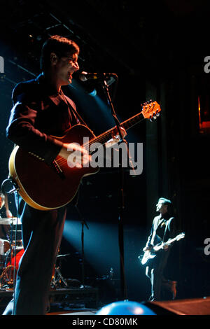 Le capre di montagna di eseguire a Webster Hall su marzo 18,2008. John Darnielle - lead singer, chitarra - primo piano Peter Hughes - bass Jon Wurster - i tamburi Foto Stock