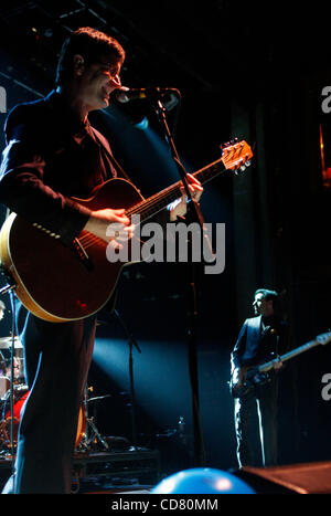 Le capre di montagna di eseguire a Webster Hall su marzo 18,2008. John Darnielle - lead singer, chitarra - primo piano Peter Hughes - bass Jon Wurster - i tamburi Foto Stock