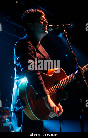 Le capre di montagna di eseguire a Webster Hall su marzo 18,2008. John Darnielle - lead singer, chitarra - primo piano Peter Hughes - bass Jon Wurster - i tamburi Foto Stock