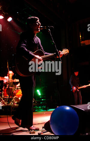 Le capre di montagna di eseguire a Webster Hall su marzo 18,2008. John Darnielle - lead singer, chitarra - primo piano Peter Hughes - bass Jon Wurster - i tamburi Foto Stock