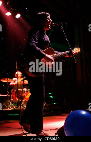 Le capre di montagna di eseguire a Webster Hall su marzo 18,2008. John Darnielle - lead singer, chitarra - primo piano Peter Hughes - bass Jon Wurster - i tamburi Foto Stock