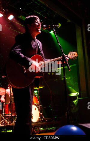 Le capre di montagna di eseguire a Webster Hall su marzo 18,2008. John Darnielle - lead singer, chitarra - primo piano Peter Hughes - bass Jon Wurster - i tamburi Foto Stock