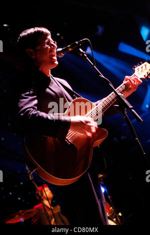 Le capre di montagna di eseguire a Webster Hall su marzo 18,2008. John Darnielle - lead singer, chitarra - primo piano Peter Hughes - bass Jon Wurster - i tamburi Foto Stock