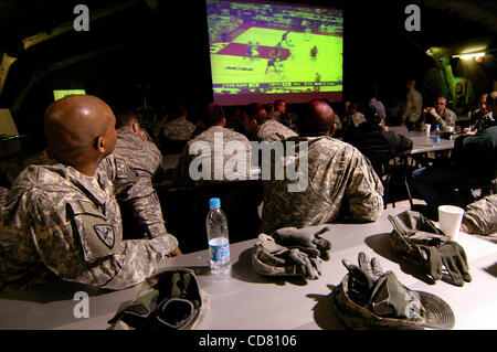 Mar 21, 2008 - Manas Air Base, Kirghizistan - Le truppe in attesa del volo per l'Afghanistan guarda il NCAA March Madness torneo a Pete's Place At Manas Air Base. I soldati sono parte della quarta brigata Team di combattimento, 506th Reggimento di Fanteria, 101st Airborne Division, che è in corso di dispiegamento in Afghanistan per i Foto Stock