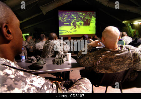 Mar 21, 2008 - Manas Air Base, Kirghizistan - Le truppe in attesa del volo per l'Afghanistan guarda il NCAA March Madness torneo a Pete's Place At Manas Air Base. I soldati sono parte della quarta brigata Team di combattimento, 506th Reggimento di Fanteria, 101st Airborne Division, che è in corso di dispiegamento in Afghanistan per i Foto Stock