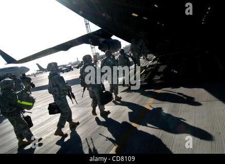 Mar 21, 2008 - Manas Air Base, Kirghizistan - testa di truppe verso la parte posteriore del C-17 in pensione dal loro volo in Afghanistan a Manas Air Base. I soldati sono parte della quarta brigata Team di combattimento, 506th Reggimento di Fanteria, 101st Airborne Division, che è in corso di dispiegamento in Afghanistan per i suoi quindici-mese Foto Stock