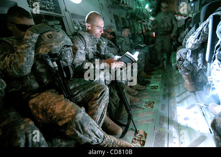 Mar 21, 2008 - Manas Air Base, Kirghizistan - Capitano JACOB BAILEY di Clyde, Texas, trascorre il tempo di volo dal Kirghizistan in Afghanistan la lettura di Steve Coll il ,guerra fantasma", circa la CIA storia in Asia centrale. Capitano Bailey è parte della 101ª Divisione aviotrasportata sede centrale che è la distribuzione di Foto Stock