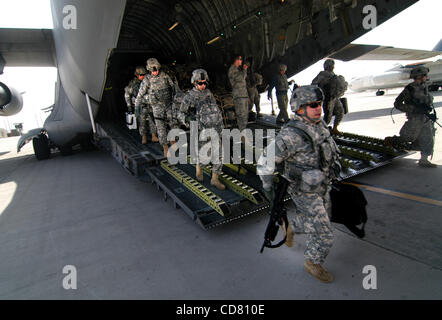 Mar 21, 2008 - Bagram Air Field, Afghanistan - soldati arriva a Bagram Air Field, Afghanistan, salendo dal ventre del C-17 che li ha portati da Manas, Kirghizistan sulla loro ultima tappa della tre giorni di viaggio da casa loro a Fort Campbell, Kentucky. Sono arrivati per i loro quindici-mese de Foto Stock