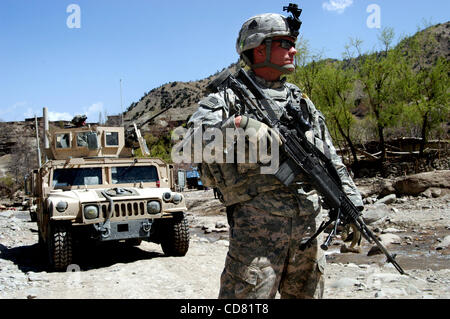 Apr 01, 2008 - Suri Kheyl, Paktya Provincia, Afghanistan - il pattugliamento uno scarsamente risolta valle nella provincia di Paktya, Afghanistan orientale, PFC 'Chainsaw' Slawson, un cecchino per C Company, 1-61 Cavalleria, quarta brigata Team di combattimento, 101st Airborne Division, come il suo plotone designato del tiratore scelto, porta un M-1 Foto Stock