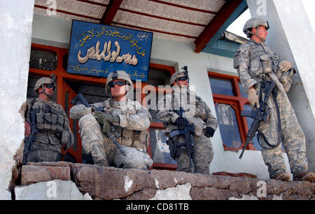 Apr 01, 2008 - Suri Kheyl, Paktya Provincia, Afghanistan - i soldati USA fuori dall'ingresso della scuola del distretto durante un giunto a noi/le forze di sicurezza afgane pattuglia in provincia di Paktya, Afghanistan orientale. (Credito Immagine: © Paolo Avallone/ZUMA Press) Foto Stock