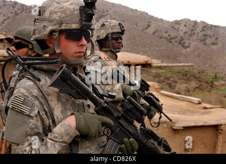 Apr 07, 2008 - Provincia di Paktya, Afghanistan - Specialista SHANE WEBB di Stockport, Ohio, (L) e Private Valcourt, nativo di Haiti, (R), di pattuglia in Afghanistan orientale, esecuzione di sicurezza per il loro comandante di plotone mentre egli si impegna con gli anziani del villaggio. (Credito Immagine: © Paolo Avallone/ZUMA Press) Foto Stock