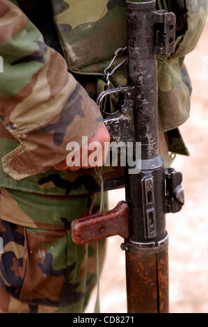 Apr 07, 2008 - Provincia di Paktya, Afghanistan - Un esercito nazionale afghano del soldato frizioni a mano l'impugnatura a pistola di un RPG (lanciarazzi lanciagranate) durante una pattuglia con la US Army di Charlie Company, 1-61 Cavalleria, quarta brigata Team di combattimento, 101st Airborne Division, in Afghanistan orientale. Foto Stock