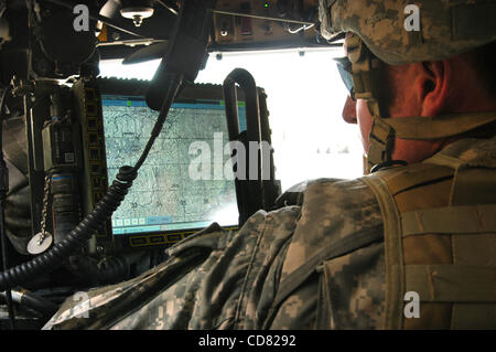 08 apr 2008 - Provincia di Paktya, Afghanistan - una mappa viene visualizzata sullo schermo di navigazione e il computer di comunicazione che fa parte del complesso electronics nell odierna Humvees, consentendo di plotone e i Leader squadra per individuare la loro esatta posizione in tempo reale, mentre tale informazione è il trasferimento Foto Stock