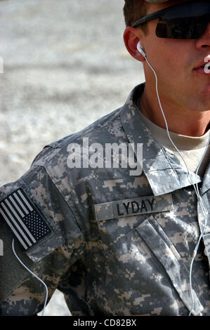 08 apr 2008 - Provincia di Paktya, Afghanistan - Durante la missione prep appena prima di uscire in avanti una base operativa deserto di pattuglia, PFC Matteo Lyday, Murietta, GA, ascolta musica sul suo Ipod. Lyday è in Charlie Company, 1-61 Cavalleria, quarta brigata Team di combattimento, 101st Airborne Division. (Credito Ima Foto Stock