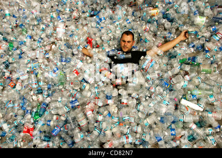 Apr 14, 2008 - Burbank, CA, Stati Uniti d'America MARCUS ERIKSEN è immerso in bottiglie di plastica in un centro di riciclaggio di Burbank, in California. Egli è la raccolta di articoli in plastica per una barca che egli è edificio costruito da materiali riciclati. Questo può, pensa sulla vela barca alle Hawaii. Eriksen è un oceanografo in corrispondenza delle alghe Foto Stock