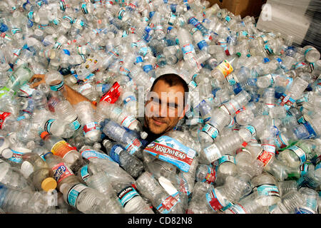 Apr 14, 2008 - Burbank, CA, Stati Uniti d'America MARCUS ERIKSEN è immerso in bottiglie di plastica in un centro di riciclaggio di Burbank, in California. Egli è la raccolta di articoli in plastica per una barca che egli è edificio costruito da materiali riciclati. Questo può, pensa sulla vela barca alle Hawaii. Eriksen è un oceanografo in corrispondenza delle alghe Foto Stock