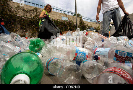 Apr 14, 2008 - Burbank, CA, Stati Uniti d'America ANNA CUMMINS raccoglie le bottiglie di plastica in un centro di riciclaggio di Burbank, in California. Egli è la raccolta di articoli in plastica per una barca che egli è edificio costruito da materiali riciclati. Questo può, pensa sulla vela barca alle Hawaii. Eriksen è un oceanografo al Algalita Mari Foto Stock