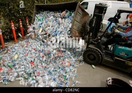 Apr 14, 2008 - Burbank, CA, Stati Uniti d'America le bottiglie di plastica in un centro di riciclaggio di Burbank, in California. Egli è la raccolta di articoli in plastica per una barca che egli è edificio costruito da materiali riciclati. Questo può, pensa sulla vela barca alle Hawaii. Eriksen è un oceanografo presso la Algalita Marine Research Foundation Foto Stock