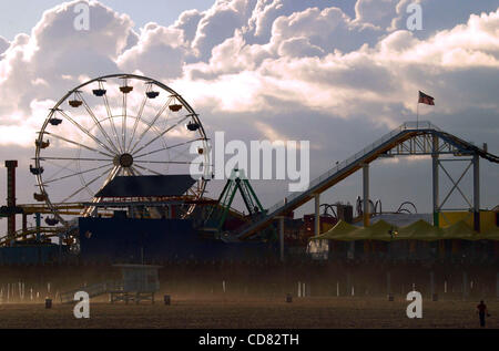 Apr 15, 2008 - Santa Monica, CA, Stati Uniti d'America la storica ruota panoramica Ferris da Pacific Park sul molo di Santa Monica inizierà a dieci giorni dell'asta. La riserva è impostato su $50.000 , con il 50 percento dell'offerta vincente devoluto a Special Olympics della California del Sud. I dieci giorni di asta, che termina il 25 aprile Foto Stock