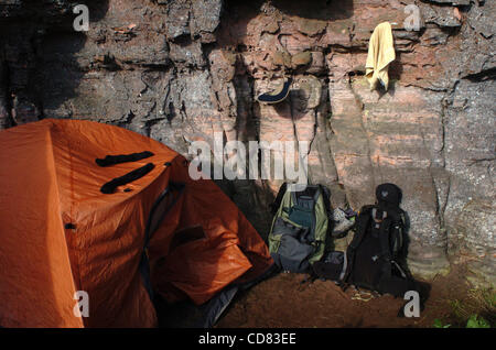 Apr 21, 2008 - Canaima, Venezuela - turisti usano una formazione rocciosa sulla vetta del Monte Roraima, a 2.810 metri di alta montagna situata nel sud del Venezuela, per coprire dalla pioggia e dal vento come un luogo per asciugare le calze ed altri attrezzi escursionistici. Roraima, con un'altra combinazione mondani di pietra e w Foto Stock