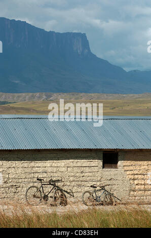 Apr 21, 2008 - Canaima, Venezuela - Due biciclette a poggiare contro una casa nella pianura che porta al Monte Roraima, a 2.810 metri di alta montagna situata nel sud del Venezuela. Roraima, con un'altra combinazione mondani di pietra e acqua sul suo vertice, è comunemente ritenuto essere il "Mondo Perduto" di Arthur Cona Foto Stock