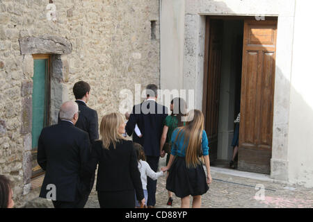 Oct 04, 2008 - Roccascalegna, Chieti, Italia - Attore Dermot Mulroney con nuovi partner italiani THARITA CESARONI e baby MABEL RAY di andare in chiesa per il battesimo. (Credito Immagine: © Luciano Borsari/ZUMA Press) Foto Stock