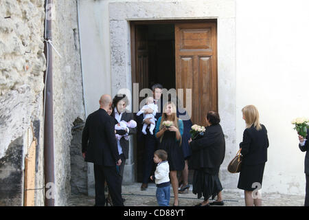 Oct 04, 2008 - Roccascalegna, Chieti, Italia - Attore Dermot Mulroney con nuovi partner italiani THARITA CESARONI e baby MABEL RAY presso la chiesa per il battesimo. (Credito Immagine: © Luciano Borsari/ZUMA Press) Foto Stock