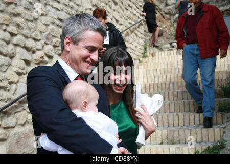 Oct 04, 2008 - Roccascalegna, Chieti, Italia - Attore Dermot Mulroney con nuovi partner italiani THARITA CESARONI e baby MABEL RAY di andare in chiesa per il battesimo. (Credito Immagine: © Luciano Borsari/ZUMA Press) Foto Stock