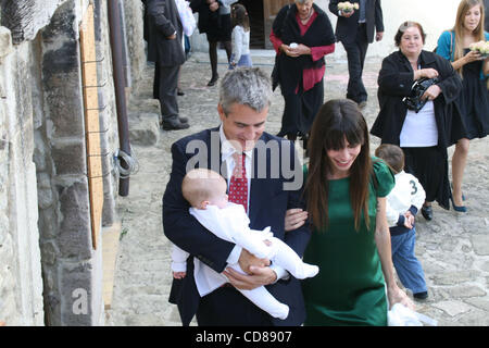 Oct 04, 2008 - Roccascalegna, Chieti, Italia - Attore Dermot Mulroney con nuovi partner italiani THARITA CESARONI e baby MABEL RAY a San Pietro la Chiesa per il battesimo. (Credito Immagine: © Luciano Borsari/ZUMA Press) Foto Stock