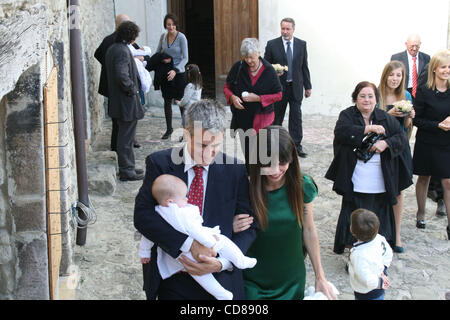 Oct 04, 2008 - Roccascalegna, Chieti, Italia - Attore Dermot Mulroney con nuovi partner italiani THARITA CESARONI e baby MABEL RAY a San Pietro la Chiesa per il battesimo. (Credito Immagine: © Luciano Borsari/ZUMA Press) Foto Stock