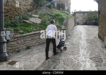 Oct 04, 2008 - Roccascalegna, Chieti, Italia - Attore Dermot Mulroney e baby MABEL RAY a San Pietro la Chiesa per il battesimo. (Credito Immagine: © Luciano Borsari/ZUMA Press) Foto Stock