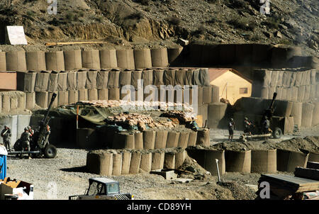 Oct 10, 2008 - Paktya, Afghanistan - In risposta ai talebani mortaio e attacco a razzo sul combattimento avamposto deserto, Paktya provincia, Afghanistan, due equipaggi del campo 4-320 Battaglione di artiglieria fuoco loro 105mm pistole a le posizioni nemiche più di tre miglia di distanza. (Credito Immagine: © Paolo Avallone/ZU Foto Stock