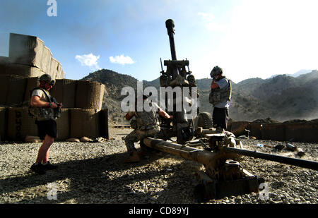 Oct 10, 2008 - Paktya, Afghanistan - In risposta ai talebani mortaio e attacco a razzo sul combattimento avamposto deserto, Paktya provincia, Afghanistan, due equipaggi del campo 4-320 Battaglione di artiglieria fuoco loro 105mm pistole a le posizioni nemiche più di tre miglia di distanza. (Credito Immagine: © Paolo Avallone/ZU Foto Stock