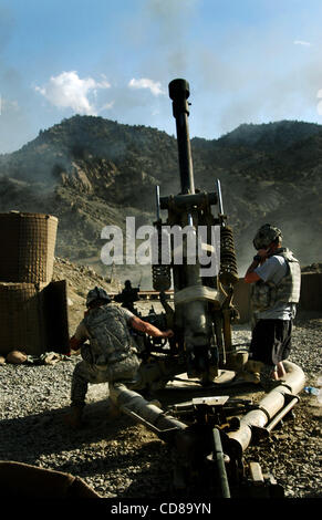 Oct 10, 2008 - Paktya, Afghanistan - In risposta ai talebani mortaio e attacco a razzo sul combattimento avamposto deserto, Paktya provincia, Afghanistan, due equipaggi del campo 4-320 Battaglione di artiglieria fuoco loro 105mm pistole a le posizioni nemiche più di tre miglia di distanza. (Credito Immagine: © Paolo Avallone/ZU Foto Stock