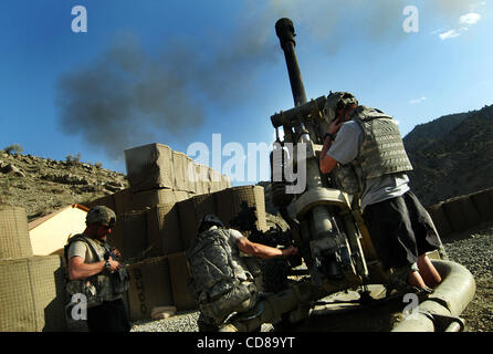 Oct 10, 2008 - Paktya, Afghanistan - In risposta ai talebani mortaio e attacco a razzo sul combattimento avamposto deserto, Paktya provincia, Afghanistan, due equipaggi del campo 4-320 Battaglione di artiglieria fuoco loro 105mm pistole a le posizioni nemiche più di tre miglia di distanza. (Credito Immagine: © Paolo Avallone/ZU Foto Stock