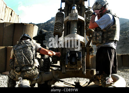 Oct 10, 2008 - Paktya, Afghanistan - In risposta ai talebani mortaio e attacco a razzo sul combattimento avamposto deserto, Paktya provincia, Afghanistan, due equipaggi del campo 4-320 Battaglione di artiglieria fuoco loro 105mm pistole a le posizioni nemiche più di tre miglia di distanza. (Credito Immagine: © Paolo Avallone/ZU Foto Stock