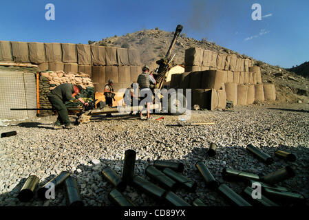 Oct 10, 2008 - Paktya, Afghanistan - In risposta ai talebani mortaio e attacco a razzo sul combattimento avamposto deserto, Paktya provincia, Afghanistan, due equipaggi del campo 4-320 Battaglione di artiglieria fuoco loro 105mm pistole a le posizioni nemiche più di tre miglia di distanza. (Credito Immagine: © Paolo Avallone/ZU Foto Stock