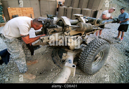 Oct 10, 2008 - Paktya, Afghanistan - Pistola equipaggio del campo 4-320 Battaglione di artiglieria pulire la loro 105mm pezzo di artiglieria dopo la cottura più di quaranta turni di in risposta ad un mortaio dei talebani e attacco a razzo sul combattimento avamposto deserto di colpire il nemico posizioni più di tre miglia di distanza. (Credito Foto Stock