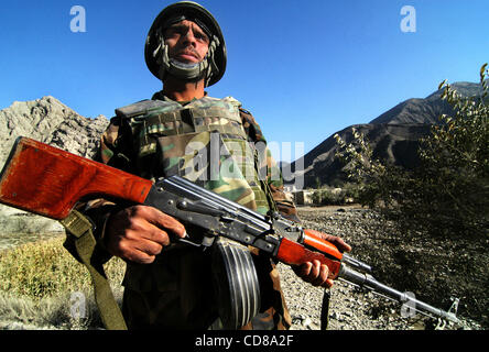 Oct 10, 2008 - Paktya, Afghanistan - esercito nazionale afghano soldato con un fucile RPK durante una pattuglia in Afghanistan orientale. (Credito Immagine: © Paolo Avallone/ZUMA Press) Foto Stock